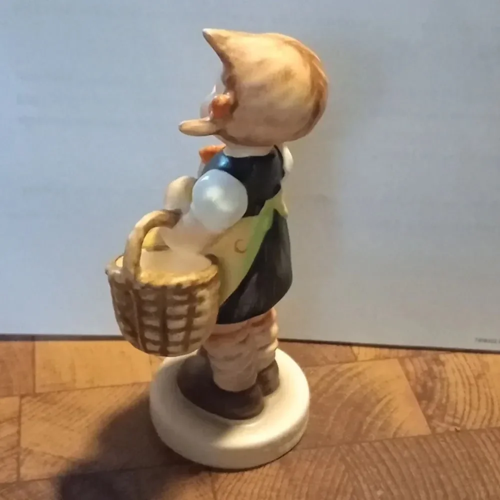 Hummel - girl with basket, Sister, mint condition.